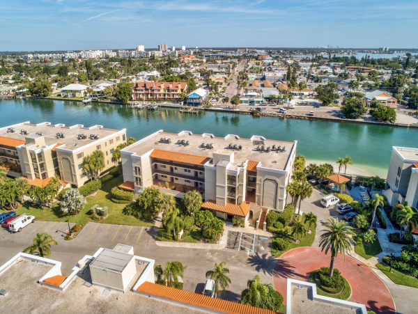Luxurious Bayfront Condo Steps to beach